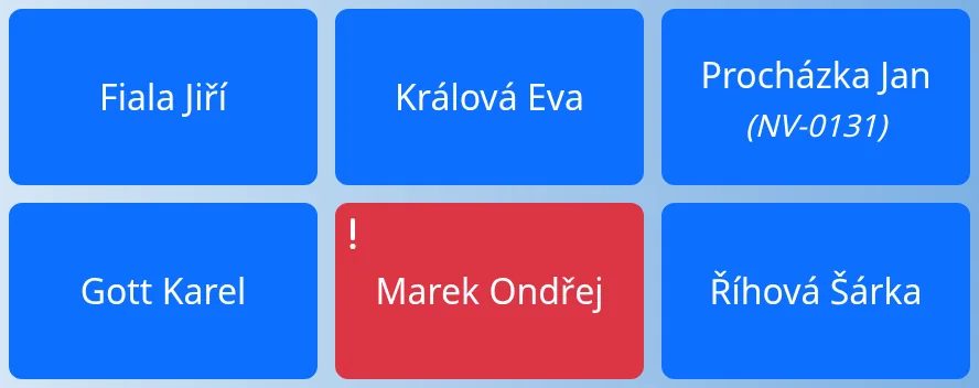 Detail dlaždic terminálu s červenou dlaždicí a vykřičníkem u neodepsaného příchodu