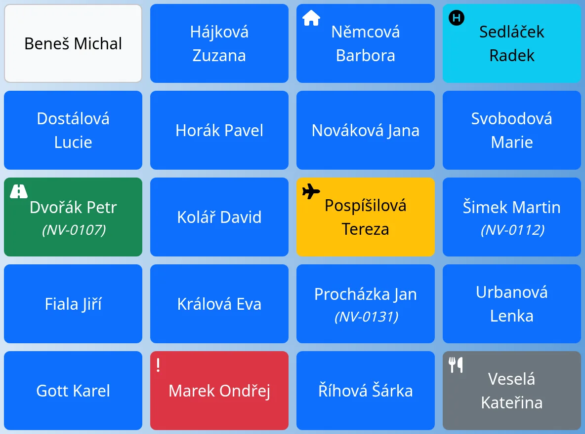 Dotykový terminál se dvaceti dlaždicemi zaměstnanců v barvách podle stavu